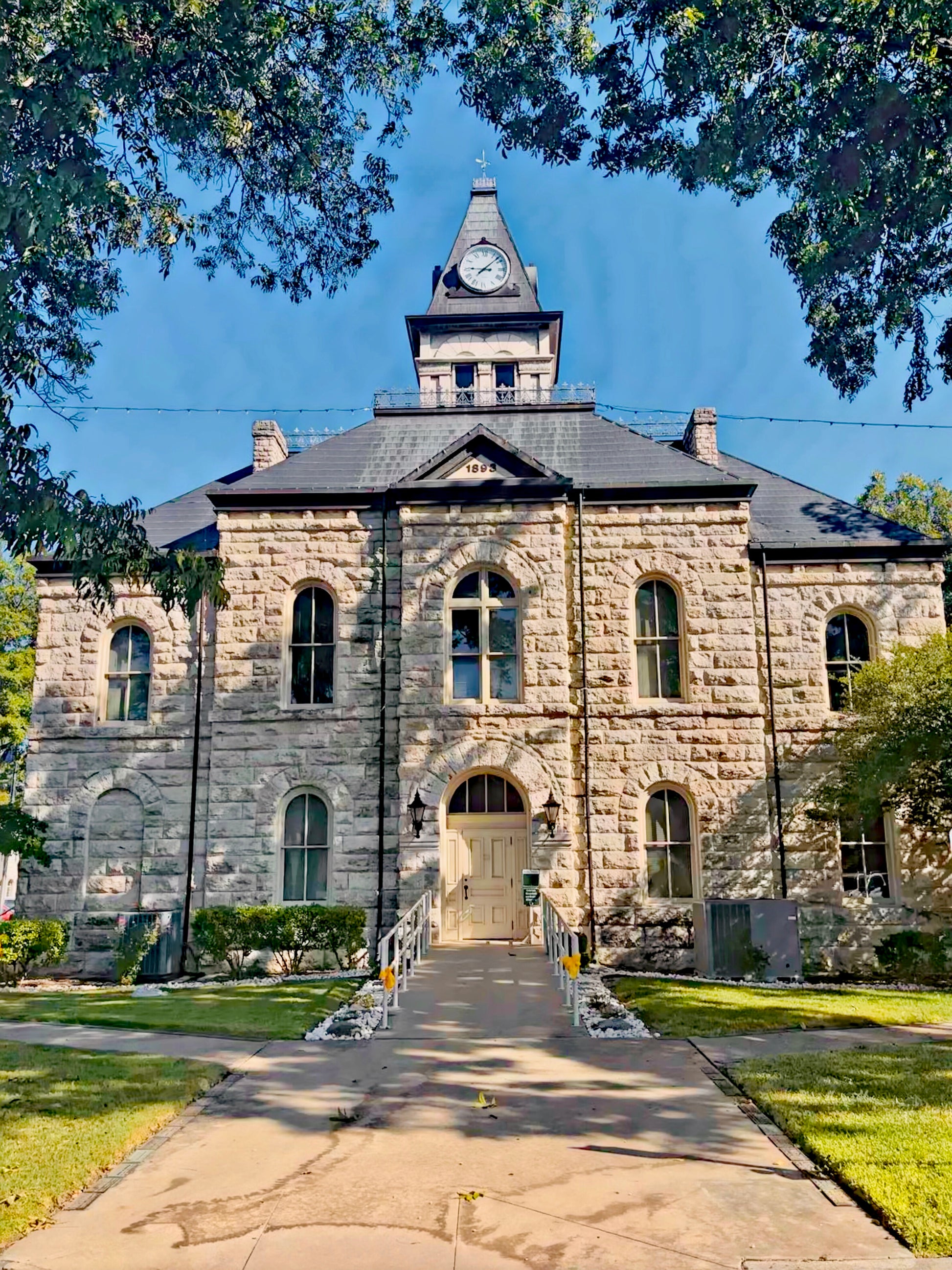 Somervel County Courthouse front view Puzzle Image